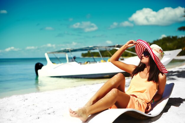 Hermosa Mujer Modelo Tomando El Sol En La Silla De Playa En Bikini