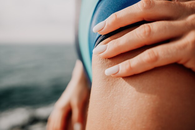 Una Joven Y Bella Mujer Bronceada Con El Pelo Largo En Bikini Azul Se