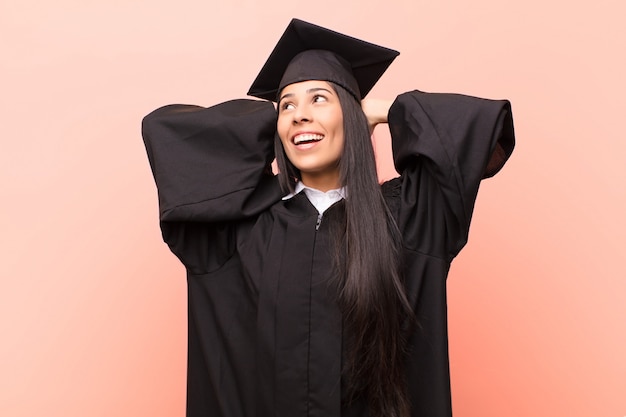 Joven Estudiante Latina Sonriendo Y Sinti Ndose Relajada Satisfecha Y