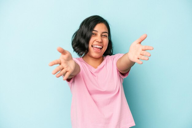 Joven Latina Aislada Sobre Fondo Azul Se Siente Confiada Dando Un