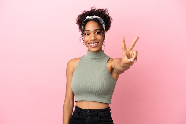 Joven Mujer Latina Aislada Sobre Fondo Rosa Sonriendo Y Mostrando El