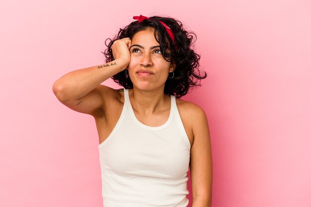 Joven Mujer Latina Rizada Aislada Sobre Fondo Rosa Conmocionada Ha