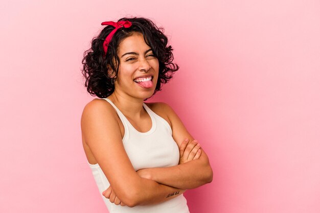 Joven Mujer Latina Rizada Aislada Sobre Fondo Rosa Divertido Y Amigable