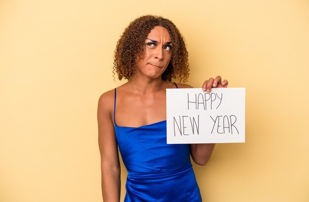 Joven mujer transexual latina celebrando el año nuevo aislado sobre