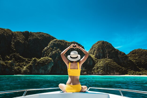 Mujer En Bikini Sentada En Un Barco Foto Premium