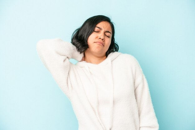 Mujer Latina Joven Aislada Sobre Fondo Azul Masajeando El Codo