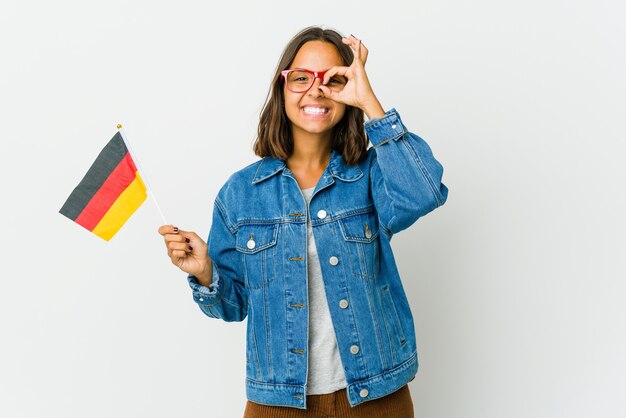 Mujer Latina Joven Que Sostiene Una Bandera Alemana Aislada En La Pared