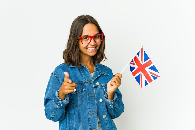 Mujer Latina Joven Que Sostiene Una Bandera Inglesa Aislada En La Pared