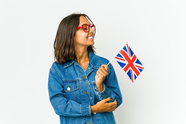 Mujer Latina Joven Que Sostiene Una Bandera Inglesa Aislada En La Pared