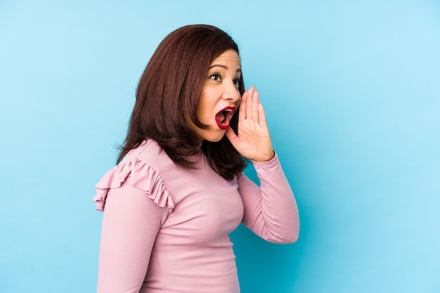 Mujer Latina De Mediana Edad Aislada Gritando Y Sosteniendo La Palma