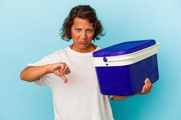 Mujer Latina De Mediana Edad Aislada Sobre Fondo Azul Que Muestra Un