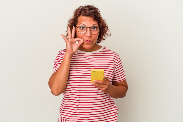 Mujer Latina De Mediana Edad Aislada Sobre Fondo Blanco Con Los Dedos