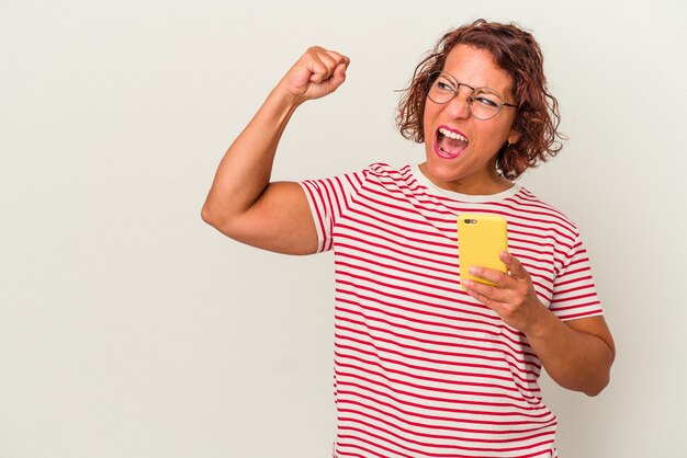 Mujer Latina De Mediana Edad Aislada Sobre Fondo Blanco Levantando El