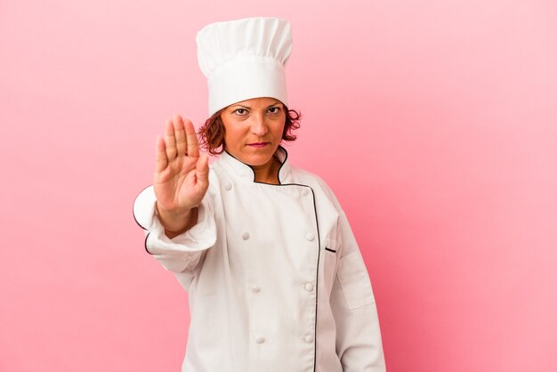 Mujer Latina De Mediana Edad Aislada Sobre Fondo Rosa De Pie Con La