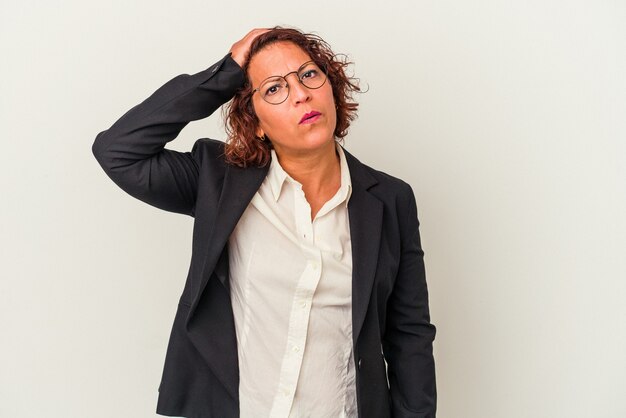 Mujer De Negocios Latina De Mediana Edad Aislada Sobre Fondo Blanco