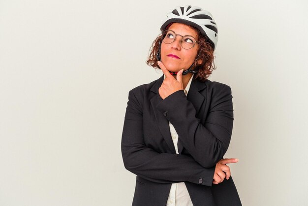 Mujer De Negocios Latina De Mediana Edad Con Un Casco De Bicicleta