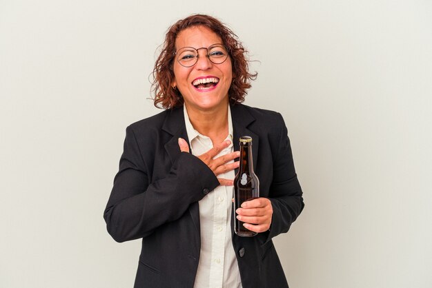 Mujer De Negocios Latina De Mediana Edad Sosteniendo Una Cerveza