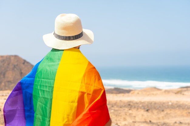 Posando De Un Gay Irreconocible Con Una Camiseta Gris Y Con La Bandera