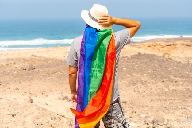 Posando De Un Gay Irreconocible Con Una Camiseta Gris Y Con La Bandera