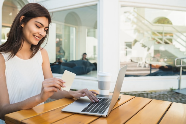 Retrato De Joven Mujer Latina Con Tarjeta De Cr Dito Y Usando Laptop