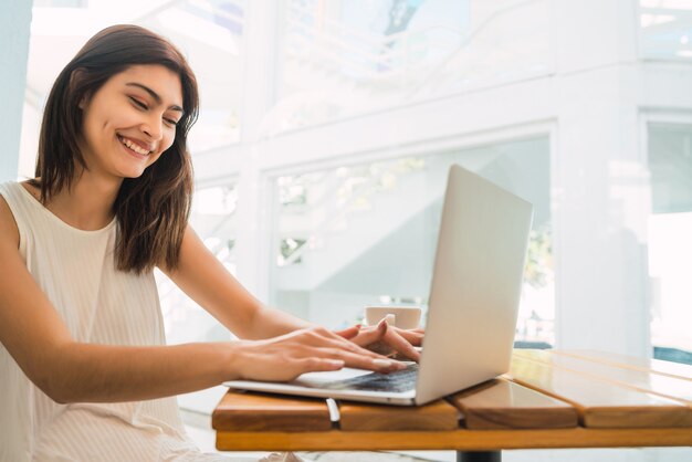 Retrato De Joven Mujer Latina Usando Su Computadora Port Til Mientras