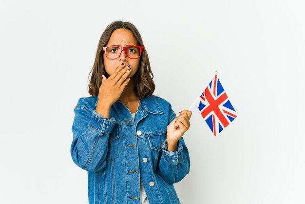 Jovem Mulher Latina Segurando Uma Bandeira Inglesa Isolada No Branco