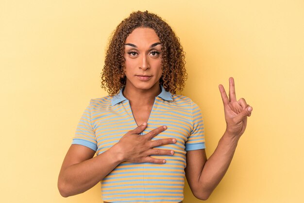 Jovem Transexual Latina Isolada Em Fundo Amarelo Fazendo Um Juramento