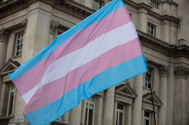 Uma bandeira transgênero sendo acenada na marcha do orgulho gay lgbt