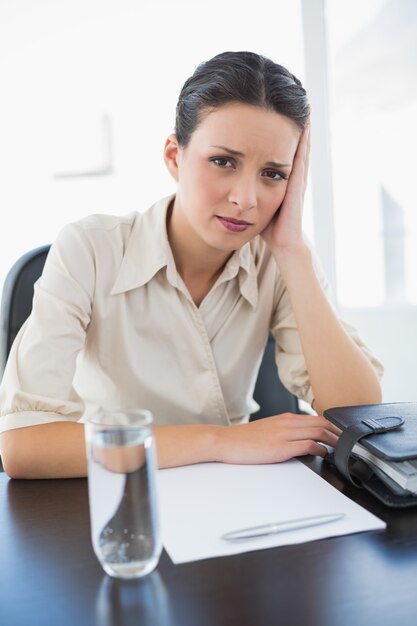 Premium Photo Frowning Stylish Brunette Businesswoman Sitting And