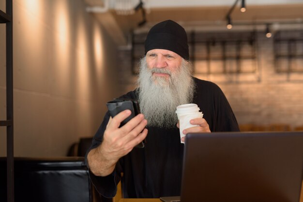 Premium Photo Mature Bearded Hipster Man Using Phone And Holding