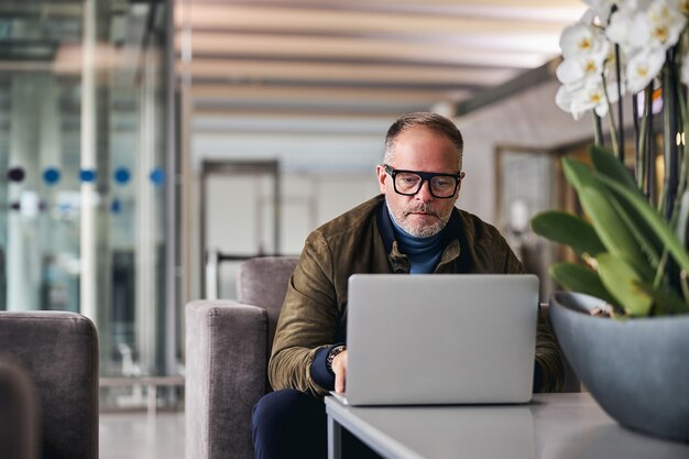 Premium Photo Mature Man Looking Fixedly At His Laptop