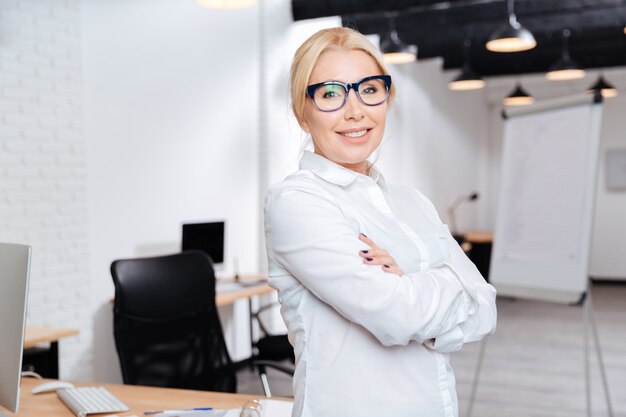 Premium Photo Portrait Of A Cheerful Mature Business Woman Standing