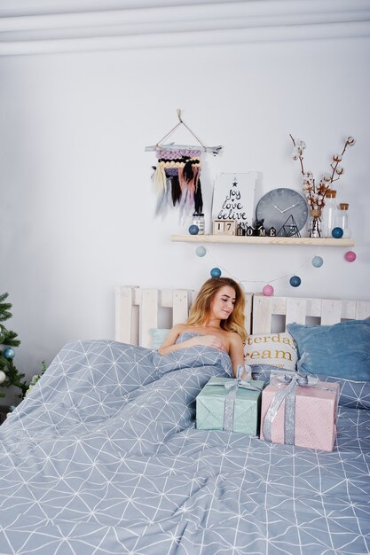 Premium Photo Sexy Naked Blonde Model On Bed With Christmas Gift