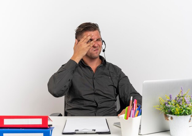 Jeune Homme Travailleur De Bureau Blonde Agacé Sur Les écouteurs Est