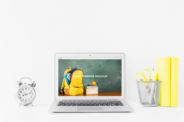 Laptop z ekranem makiety w czystym i schludnym miejscu do pracy. temat edukacji Darmowe Psd