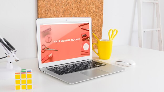 Laptop z ekranem makiety w czystym i schludnym miejscu do pracy. temat edukacji Darmowe Psd
