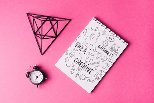 Notebook makieta z piramidy Darmowe Psd