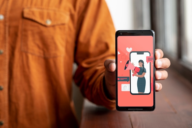 Osoba trzyma telefon z ogólnospołecznym medialnym pojęciem Darmowe Psd
