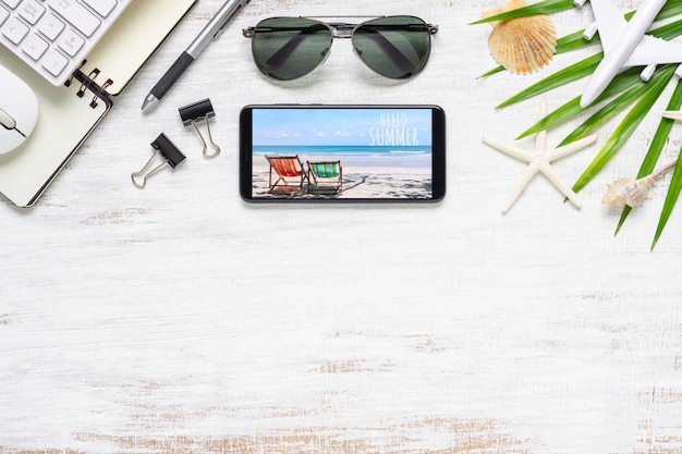 Smartphone makieta szablon z koncepcją podróży planowania plaży latem. Premium Psd