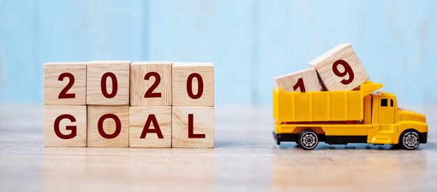 2020 szczęśliwego nowego roku z miniaturową ciężarówką Premium Zdjęcia