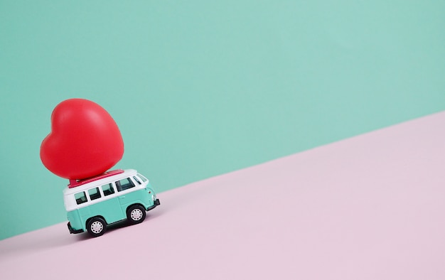 Autobus Hipisowski Z Czerwonym Sercem Na Dachu Miniaturowy Motyw Małego Samochodu Transparent Walentynki Premium Zdjęcia