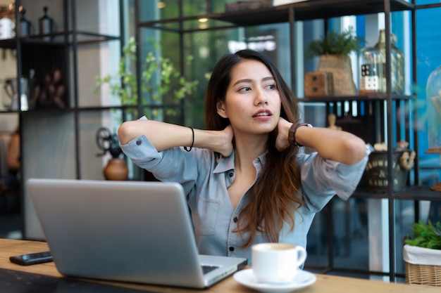 Azjatycka Kobieta Pracuje Kawę W Kawiarni I Pije Z Laptopu Uśmiechem I Szczęśliwą Pracą Premium Zdjęcia