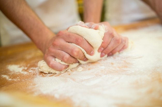 Bakers Ręce Wyrabiania Ciasta Na Licznik | Darmowe Zdjęcie