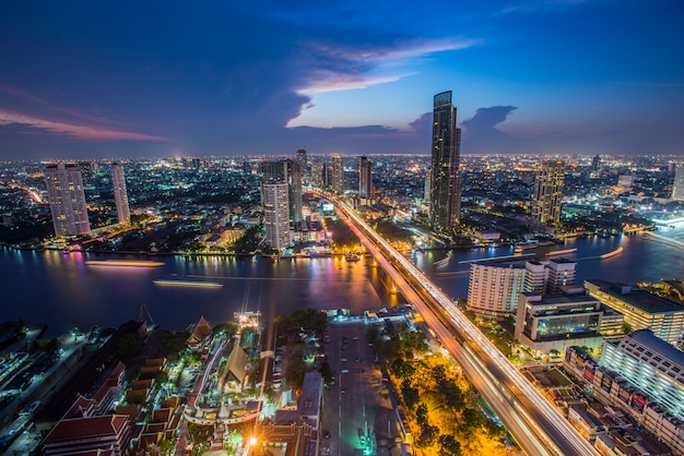 Bangkok Transport O Zmierzchu Z Modern Business Building Wzdłuż Rzeki (tajlandia) -panorama Premium Zdjęcia