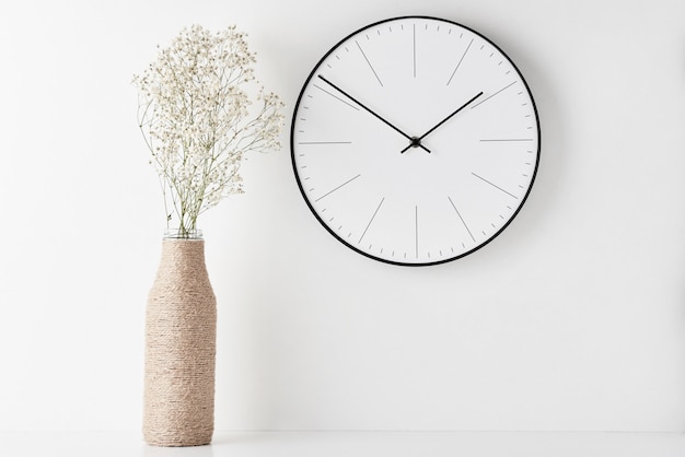 Biurko minimalne miejsce do pracy w biurze domowym z zegarem ściennym Premium Zdjęcia