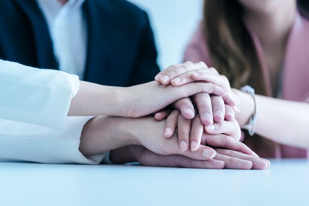 Biurowi ludzie stawia rękę wpólnie dla biznesu sukcesu drużynowego pojęcia Premium Zdjęcia