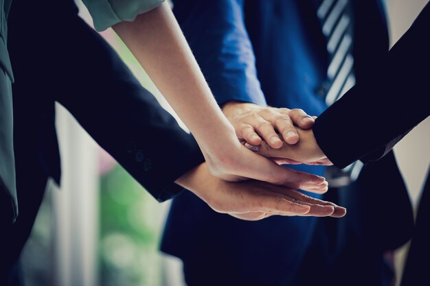 Biznes drużyna układa ręce pracy zespołowej koncepcji Premium Zdjęcia