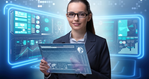 Bizneswoman Z Pastylką W Dane Eksploraci Pojęciu Premium Zdjęcia