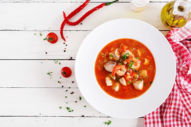 Brazylijskie jedzenie: moqueca capixaba z ryb i papryki Premium Zdjęcia