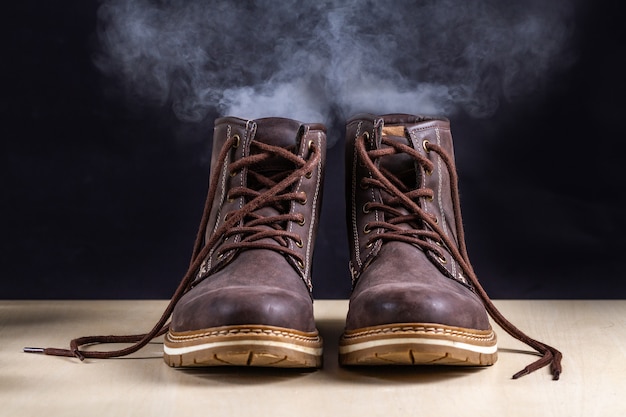 Brudne Buty O Nieprzyjemnym Zapachu. Spocone Buty Po Długich Spacerach I Aktywnym Stylu życia. Potrzeba Obuwia Do Czyszczenia I Usuwania Zapachów. Pielęgnacja I Połysk Obuwia Premium Zdjęcia